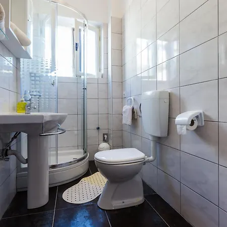 Lejlighed & Hosana *