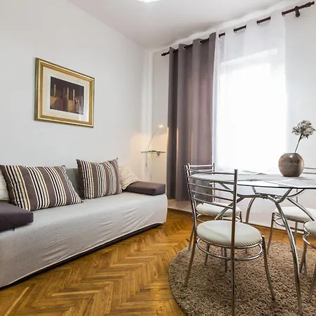 Apartman & Hosana Zára