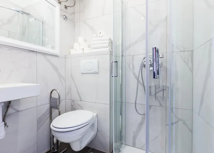 דירה & Hosana זאדאר